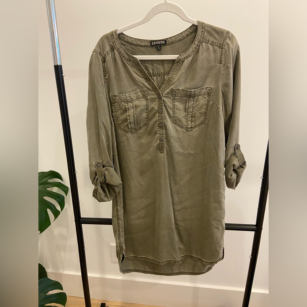 Express, hunter green, long sleeve dress. Has pockets and is very flowy!
